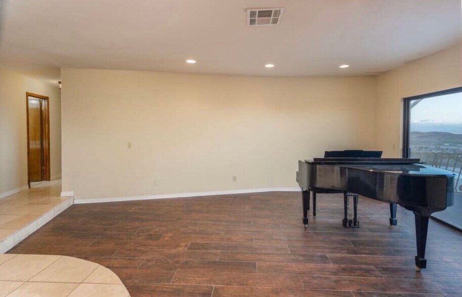 Building Photo - 1055 Lakeview Dr