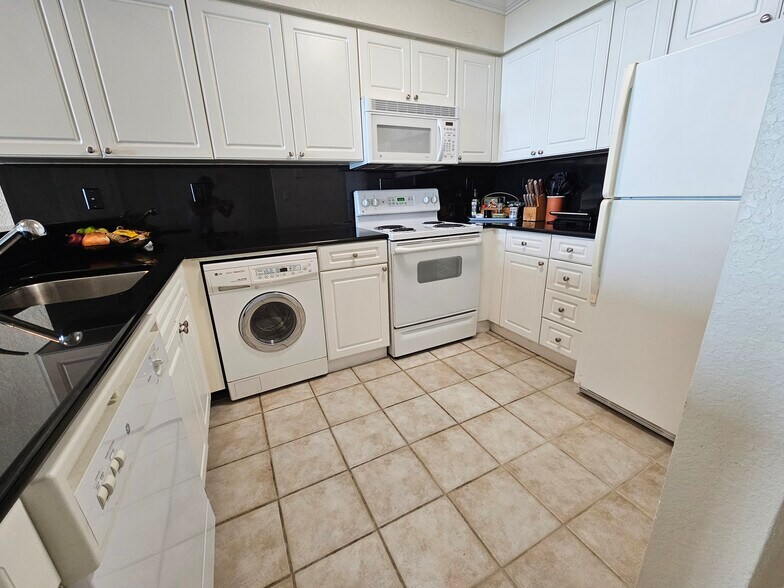 Building Photo - 2501 S Ocean Dr