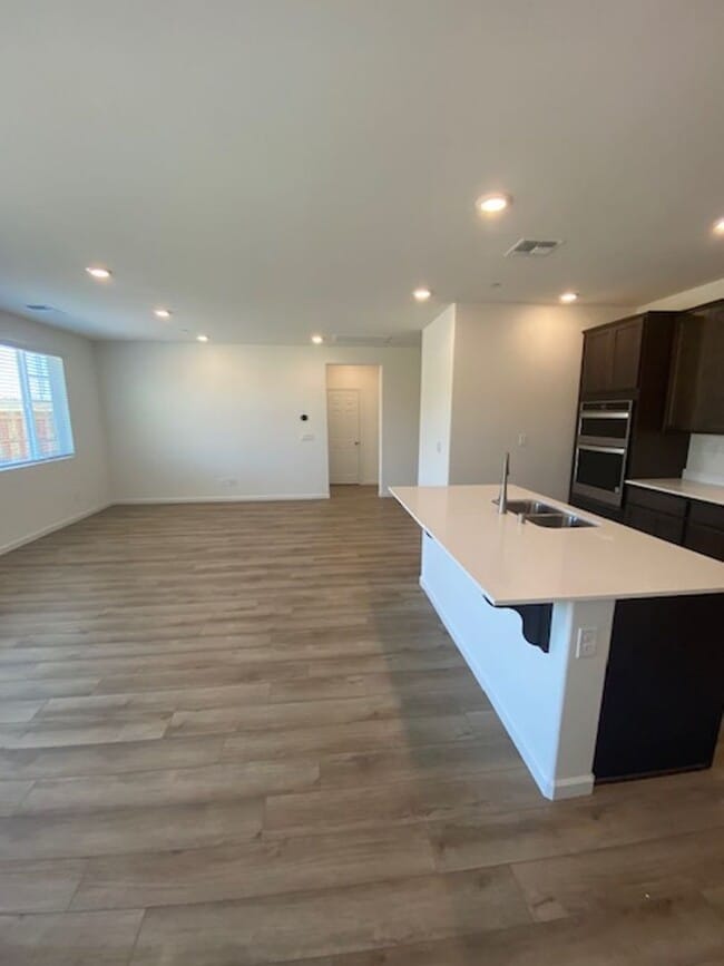 Building Photo - Solar Pet Friendly Single Story Home in Fo...