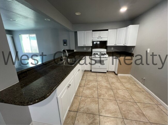 Building Photo - ***COMING SOON*** Spacious 4 bedroom 2.5 B...