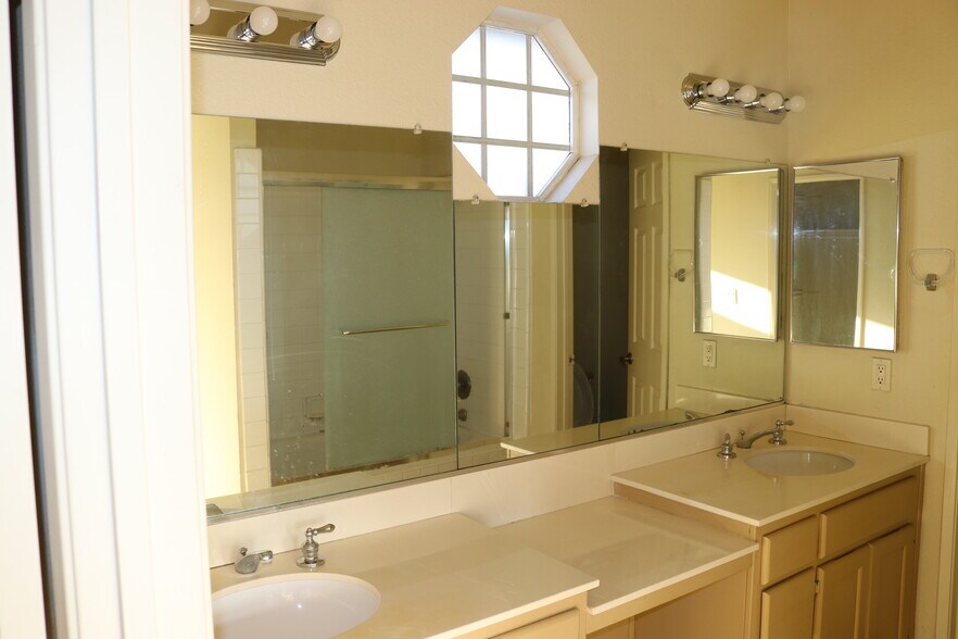 Building Photo - 857 S Sapphire Ln