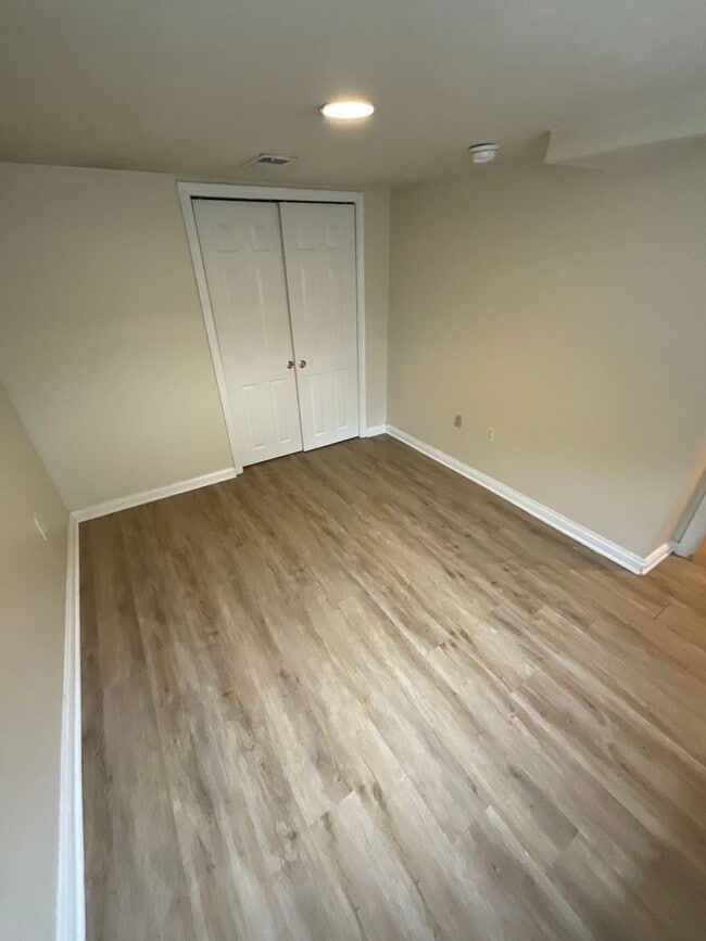 Building Photo - ***AVAILABLE AUGUST 2027*** 5 Bed 2 Bath house. Close to business school. Excellent Location!