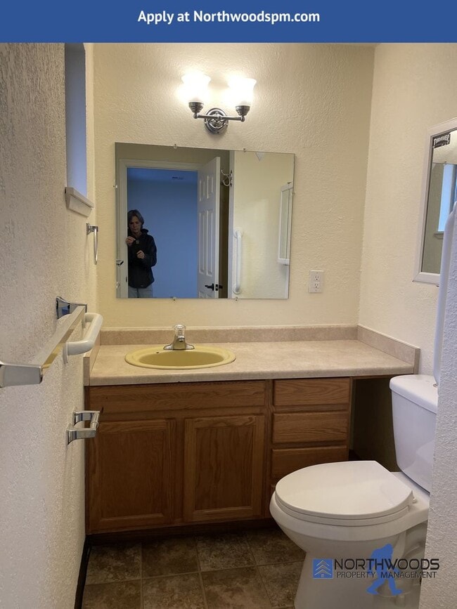 Building Photo - Very Nice 2 Bedroom 2 Bath Front duplex-All Utilities Include except Power