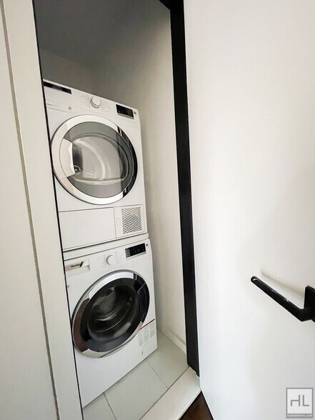 Building Photo - Carroll Gardens 2-Bed 1-Bath