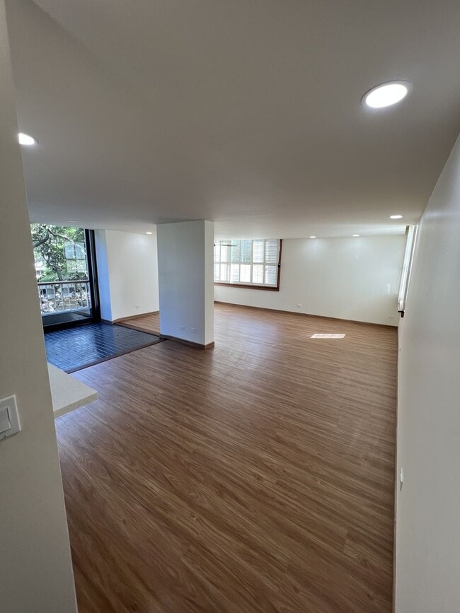 Building Photo - 1521 Punahou St