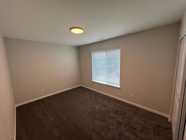Building Photo - Brand New 3 Bed / 2.5 Bath Duplex! $250 Am...