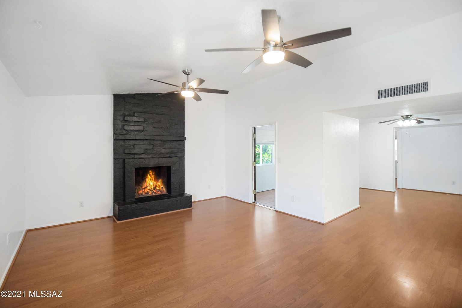 Building Photo - 1850 N Circulo de la Cienega