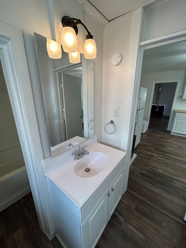 Building Photo - 854 S Main St