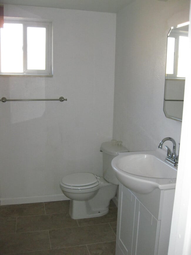 Building Photo - 831 Meade St