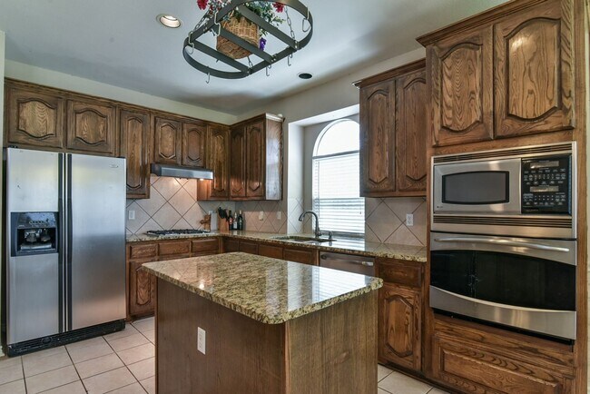 Building Photo - Large Mansfield High Home Centrally Located