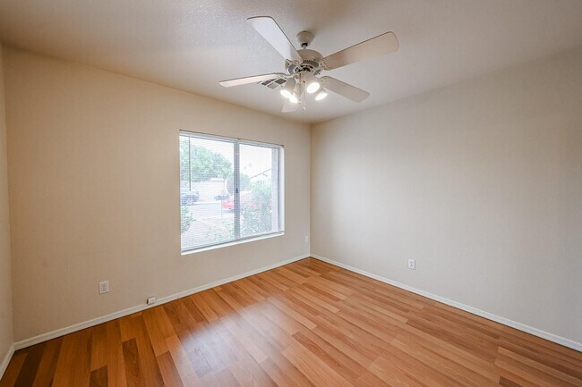 Building Photo - 10935 W Ruth Ave