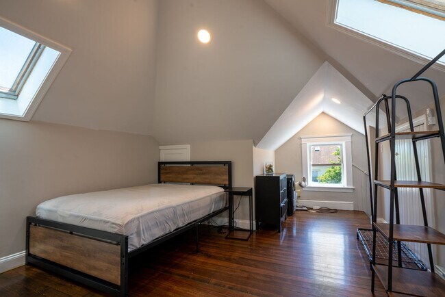 Building Photo - Completely renovated studio with all utils included AVAILABLE 6/1/2026