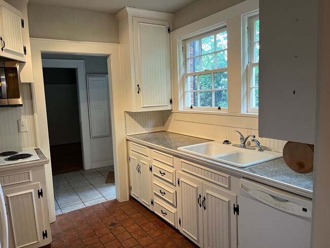Building Photo - Two bedroom bungalow in Midwood