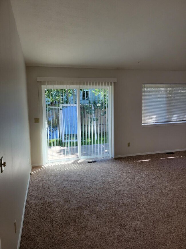 Building Photo - Newly remodeled 2 Bed, 2 Bath Duplex with ...