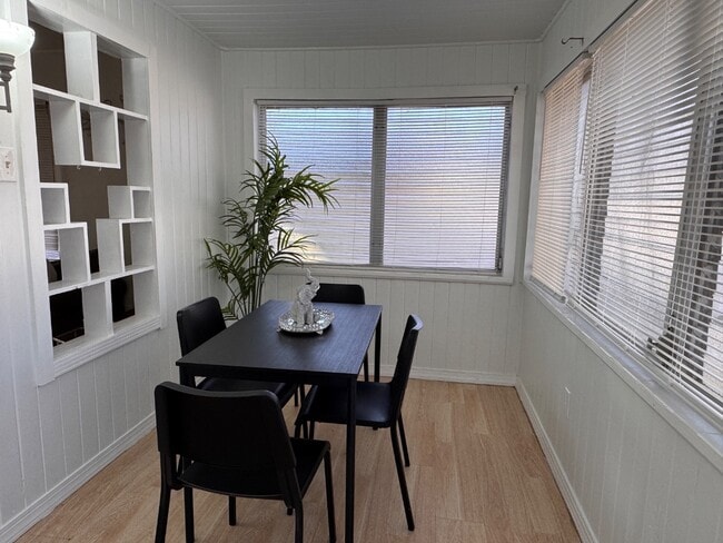 Building Photo - 2512 W Rio Vista Ave