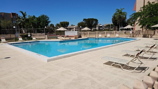 Building Photo - 13715 Kendale Lakes Cir