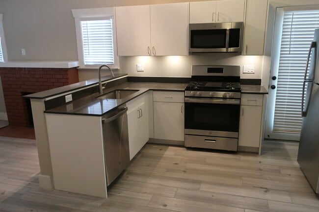 Building Photo - Fully Remodeled 1 Bedroom Duplex Apartment in Historical U of A Neighborhood