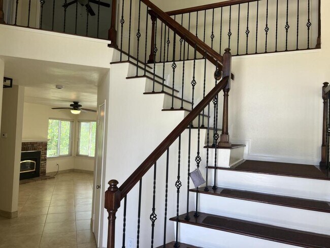 Building Photo - 33367 View Crest Dr