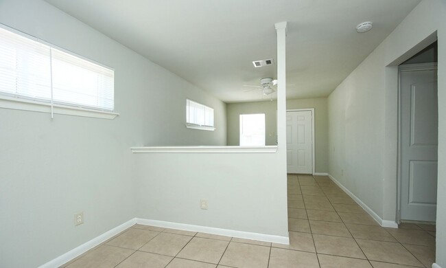 Building Photo - Move-in Ready! 2 bed 1 bath in South East ...