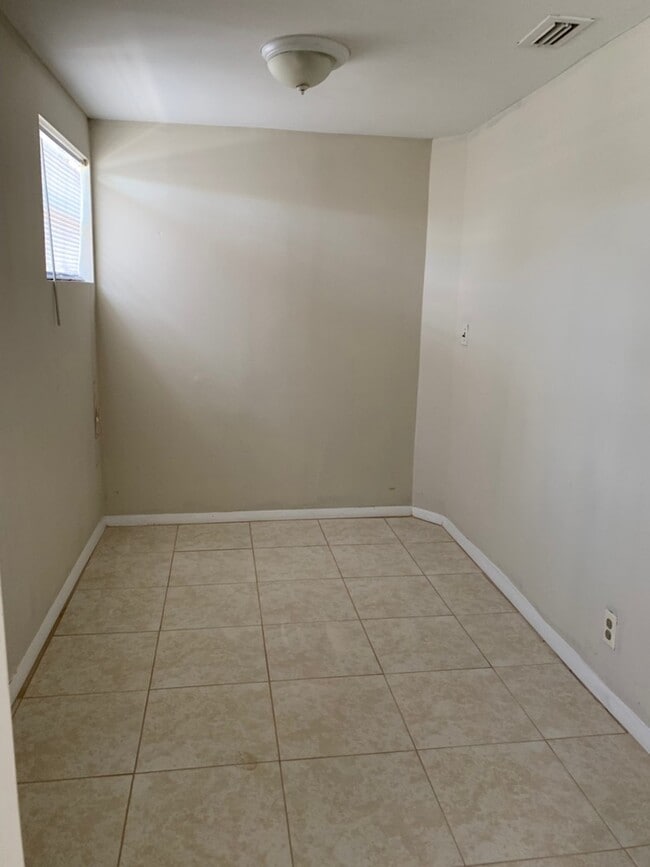 Building Photo - 4bed/2bath/2 car garage $1680/month deposit $2500