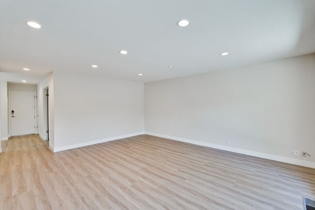 Building Photo - $8500-Mountain View  4 bedroom 3 baths in great neighborhood!