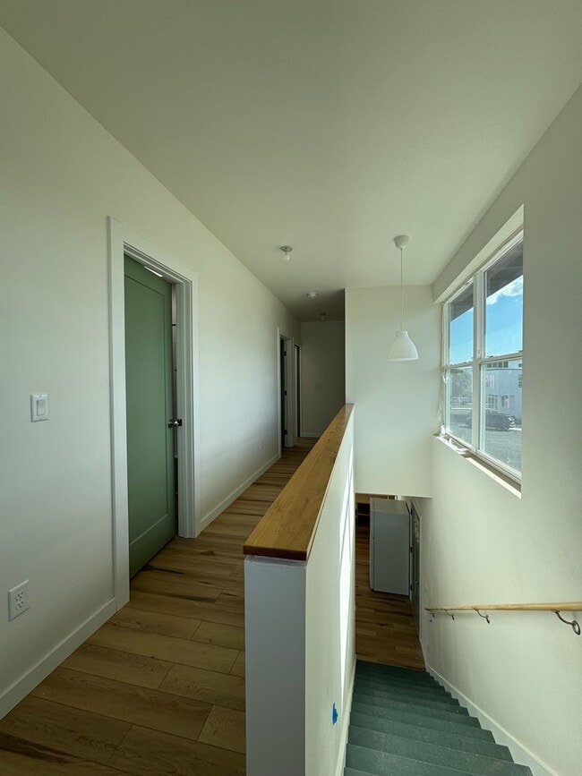 Building Photo - Bright 3BR/3BA with Soaring Ceilings & Lar...