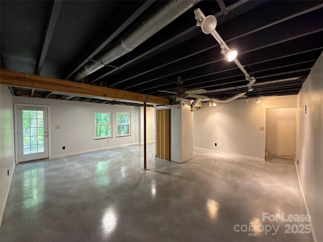 Building Photo - 6616 Wannamaker Ln