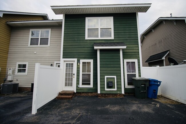 Building Photo - 2 Bedroom, 2.5 Bath in Hampton Forest Now ...