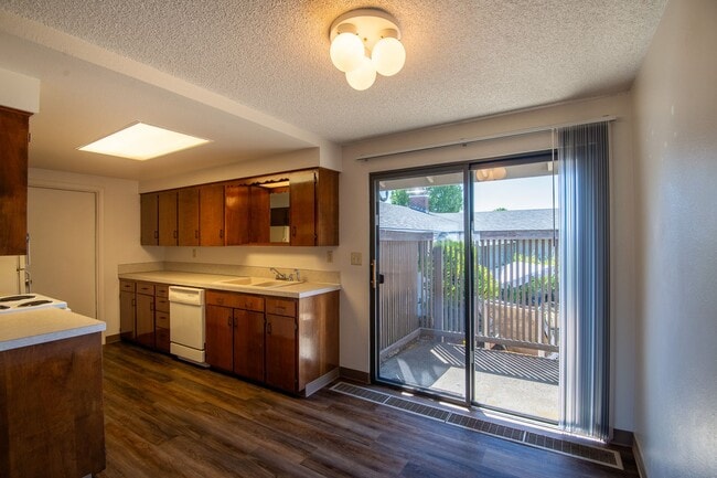 Building Photo - Fern Court Duplex