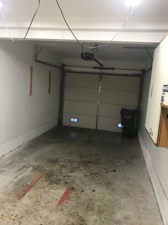 Building Photo - 2 BEDROOM/2BATH TOWN HOUSE STYLE CONDO IN ...