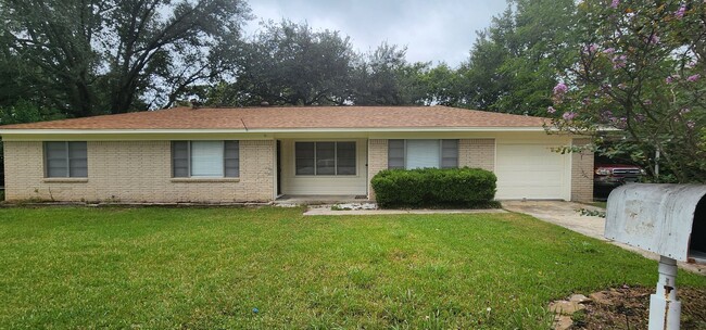 Primary Photo - 4 Bedroom 2 Bath Spacious Home