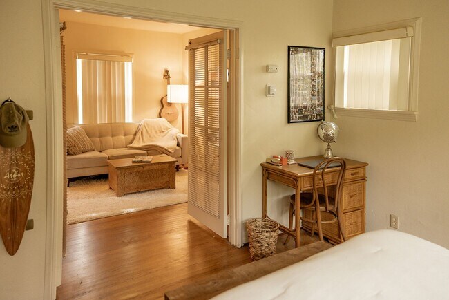 Building Photo - MOVE IN SPECIAL! 1320 1/2 E. Colton Ave. Cozy 1 bedroom, 1 bathroom Redlands Cottage!