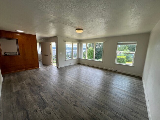 Building Photo - Bremerton Duplex