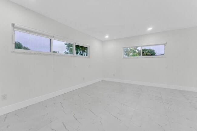 Building Photo - 5921 NE 15th Ave