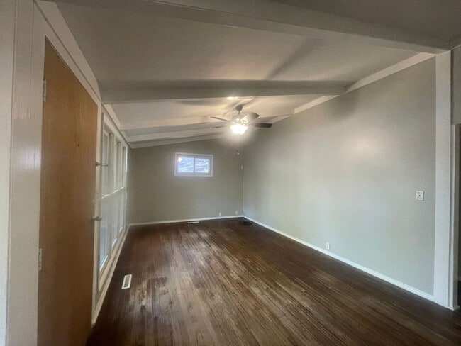 Building Photo - Cute 3 Bedroom Home