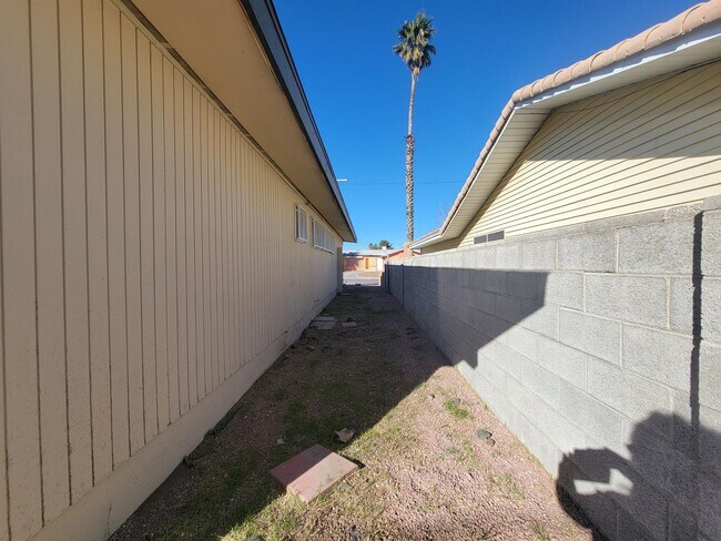 Building Photo - Renovated Single Family Home!  Large backy...