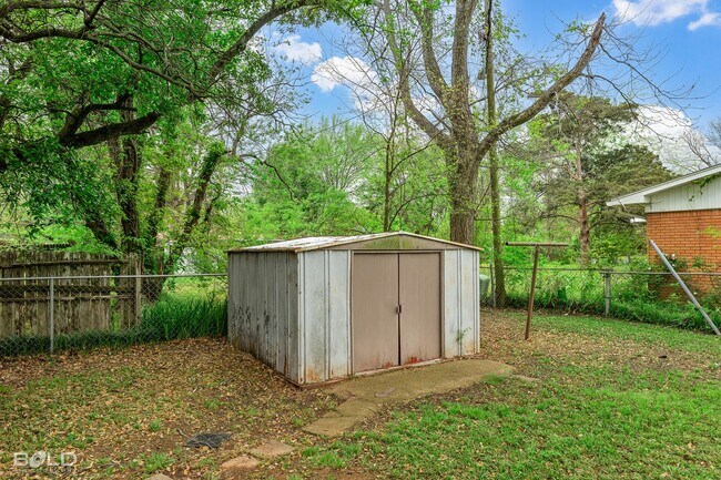 Building Photo - Check Out this 3 bed 2 bath!!