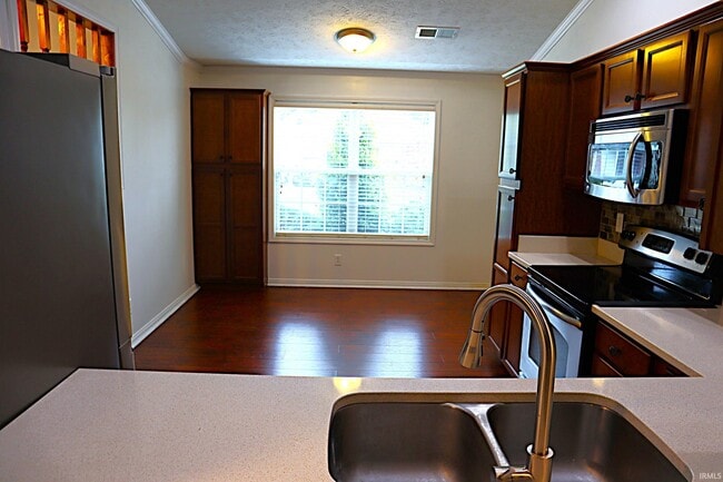 Building Photo - 3900 Bronson Ln