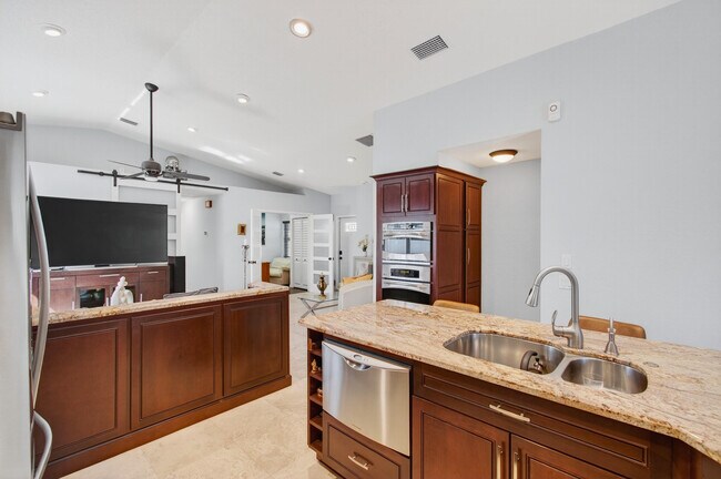 Building Photo - 7076 Middlebury Dr