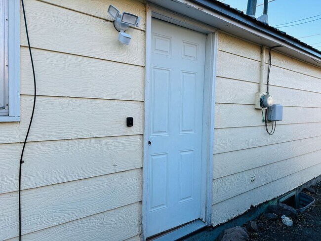 Building Photo - 720 1/2 S. 32nd St.