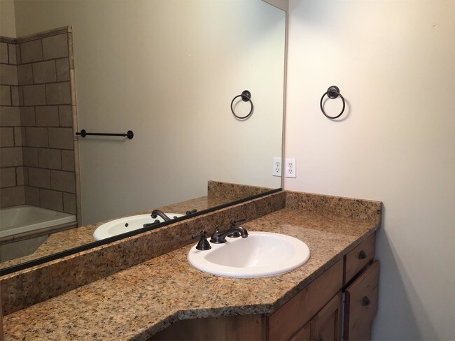 Building Photo - 5063 E Lakeview Dr