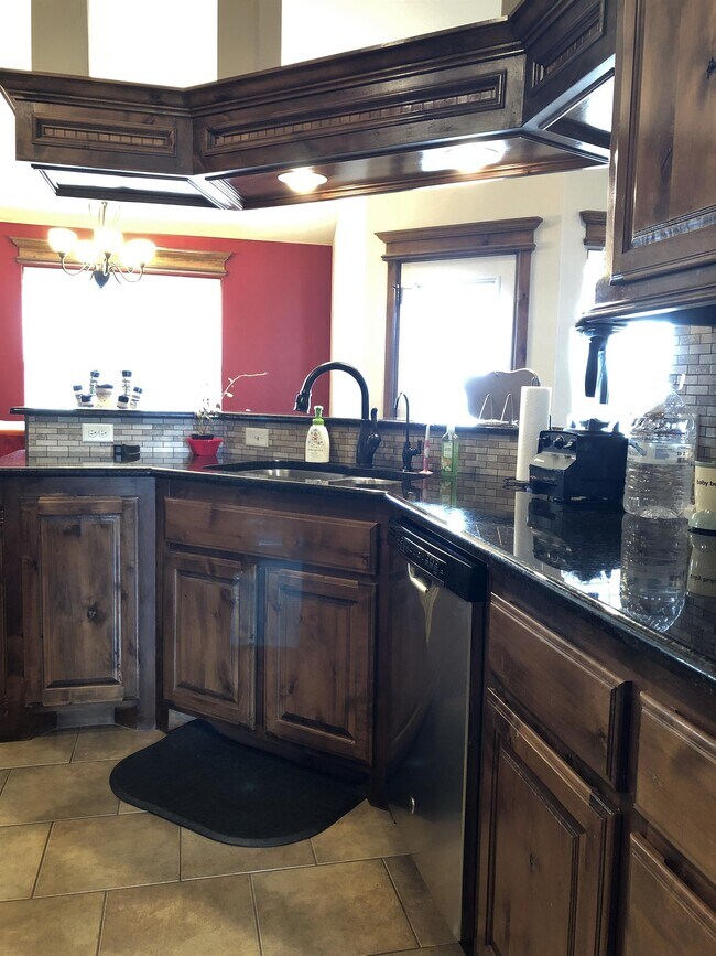 Building Photo - 10527 JORDYNN'S Xing