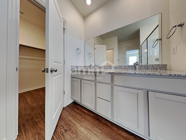 Building Photo - 425 Pebble Bend