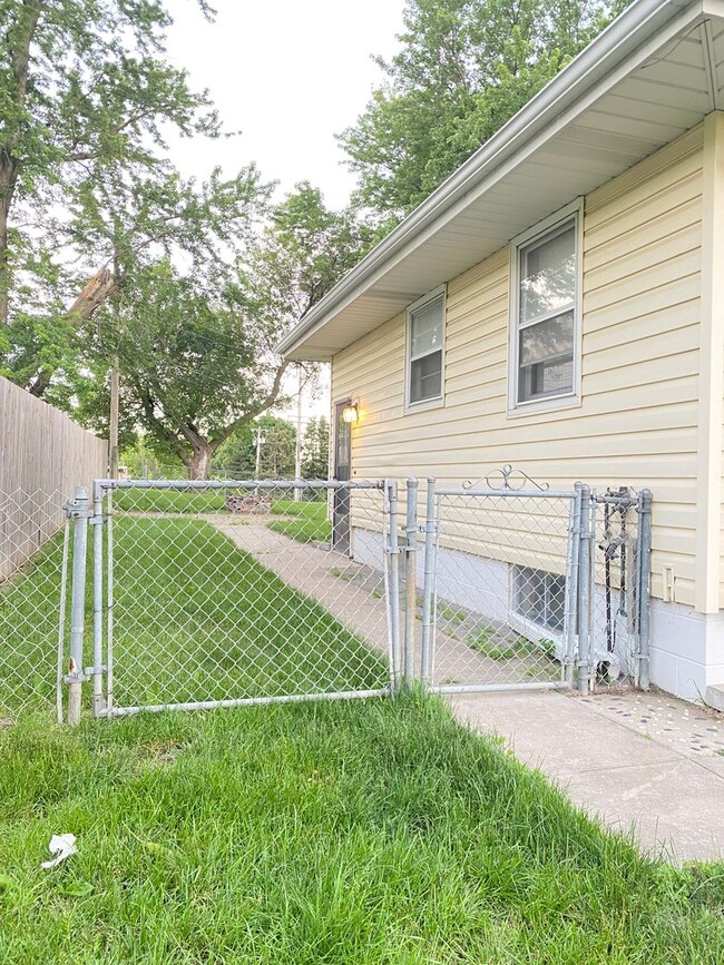 Building Photo - Beautiful 3 bed 1 bath house, over sized driveway, garage and fenced in back yard $1,595  [Move-i...