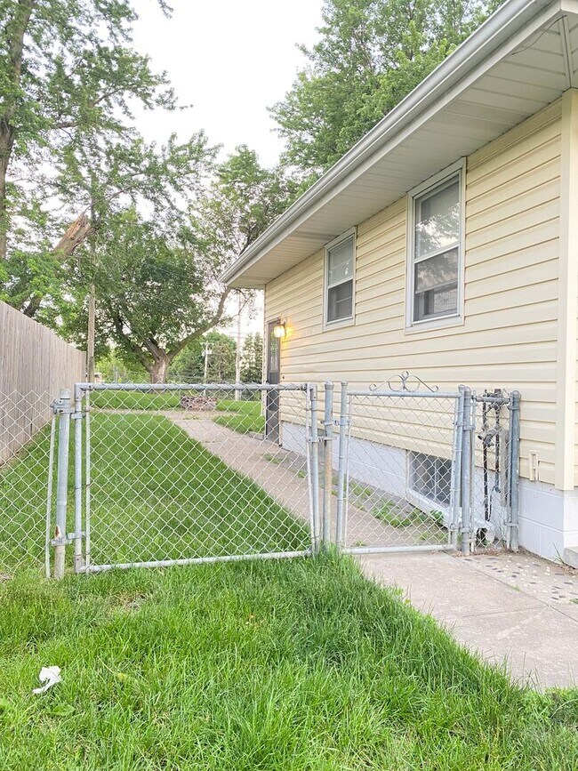Building Photo - Beautiful 3 bed 1 bath house, over sized driveway, garage and fenced in back yard $1,795  [Move-i...