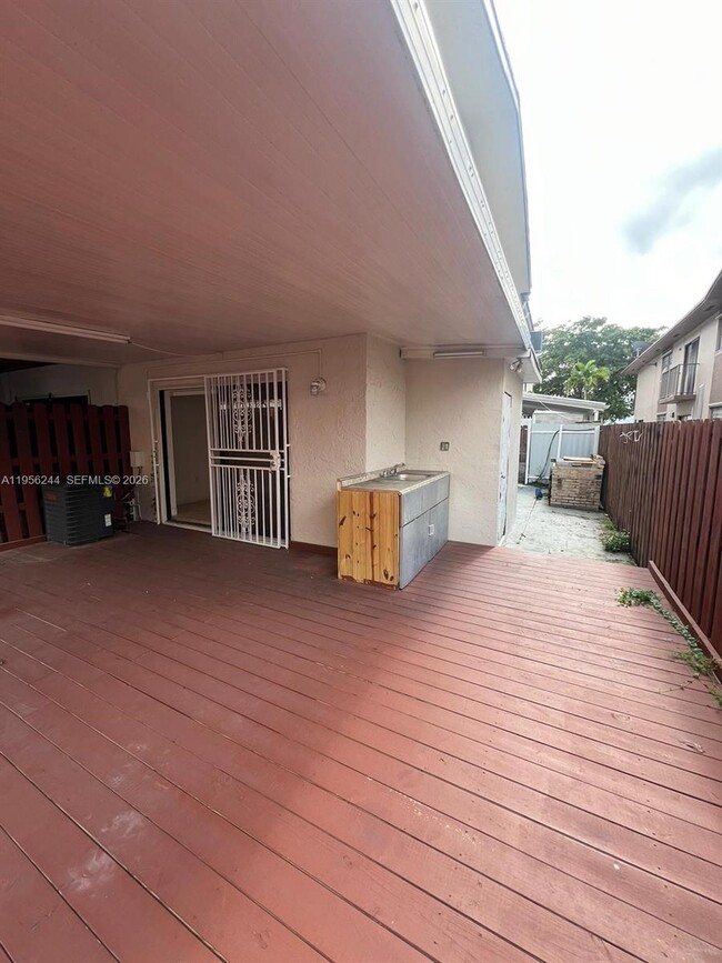 Building Photo - 1325 W 41st St