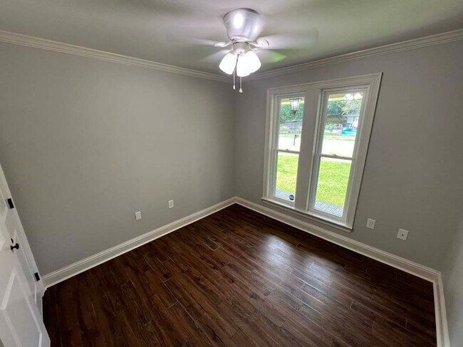 Building Photo - Charming Baton Rouge Home with Flex Room, Fireplace & Spacious Front Porch