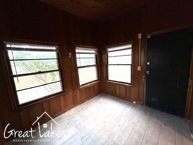 Building Photo - Cozy 2 Bedroom 1 Bathroom now available fo...