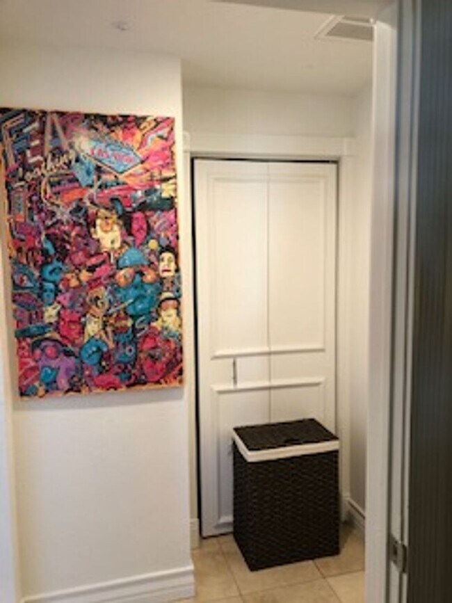 Building Photo - Meridian Unique 1 Bd / 1 Ba  Furnished Luxury Condo.