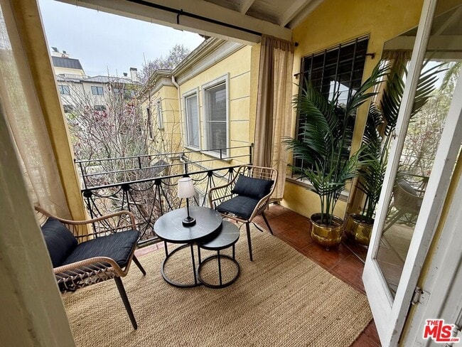 Building Photo - 157 N La Peer Dr